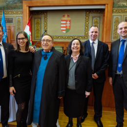 Díszdoktorává választotta dr. Metin Akay professzort a PTE